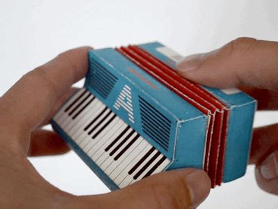 The paper kraft accordion works just like a real accordion... except it doesn't… Origami, Paper ...