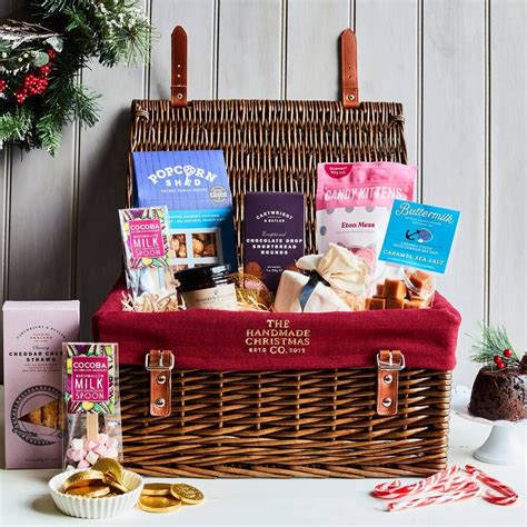 How to make a Christmas hamper – ideas, styles and tips for creating ...