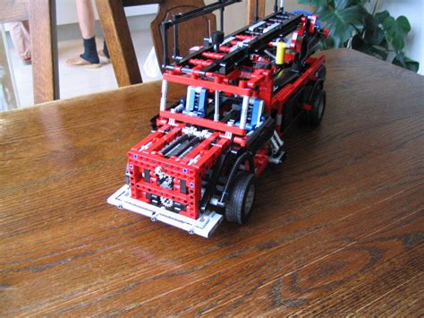 Brickshelf Gallery - lego_8285_firetruck_003.jpg