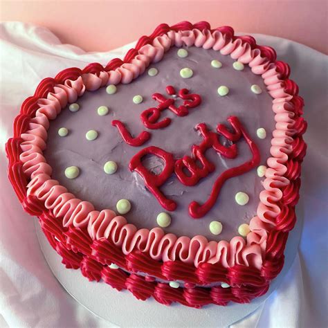How to Make a Retro Heart Buttercream Cake | Hobbycraft