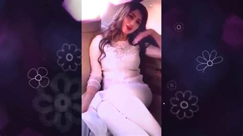 Neelam Munir Car Dance - YouTube