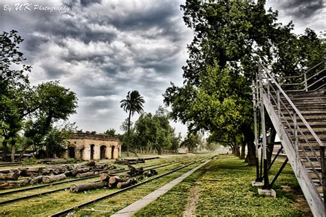 Umi Khn: Railway Station Mardan, Pakistan