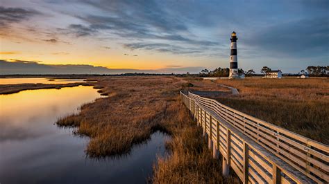 Bodie Island lighthouse along North Carolina Outer Banks just before dawn, USA | Windows 10 ...