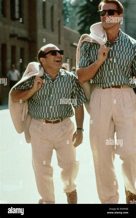 DANNY DEVITO, ARNOLD SCHWARZENEGGER, TWINS, 1988 Stock Photo - Alamy