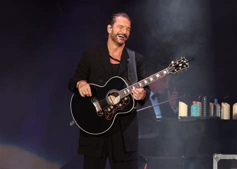 Ricardo Arjona Announces North American Arena Tour: ‘Blanco y Negro ...