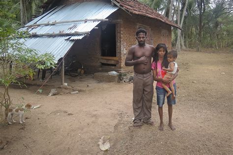 ‘Darkest Place in the World’: Sand Divers In Sri Lanka Risk Health for ...