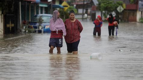 Flooding in southern Malaysia forces 40,000 people to flee homes - ABC News