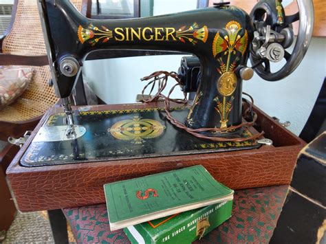 2knitwits: Singer Model 66 with Lotus decals