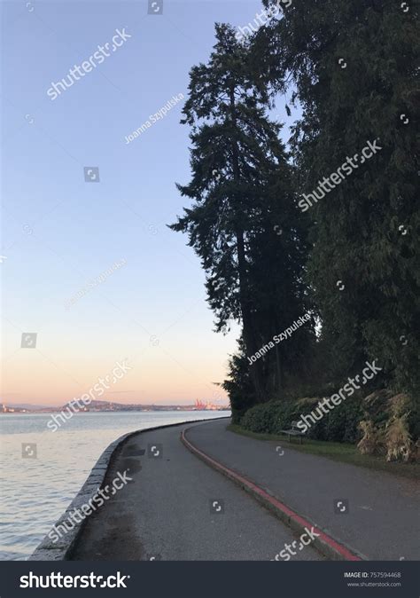 Stanley Park Seawall Stock Photo 757594468 | Shutterstock