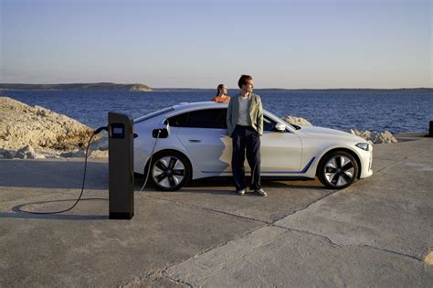 BMW Introduces Multiple Charging Contracts in the Car - The EV Report