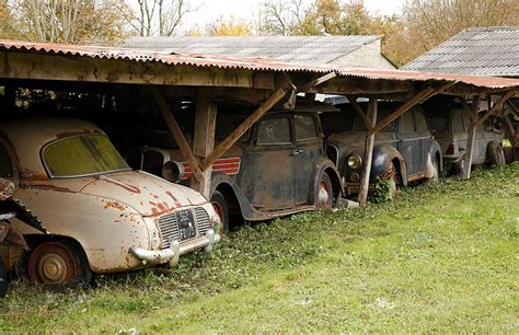 60 Vintage Cars Found In French Farm Garage After 50 Years Are Worth At Least £12 Million | DeMilked