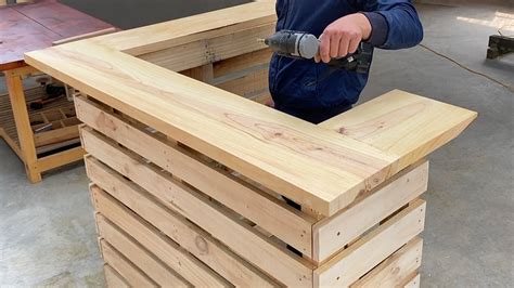 How To Make A Bar Table From Pallets | Brokeasshome.com