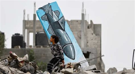 Graffiti artists in Gaza paint murals on ruined houses - World News