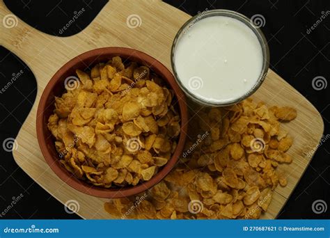 Eine Schüssel Mit Cornflakes Und Ein Glas Milch Auf Der Küchenkarte Highangle Shot Stockbild ...