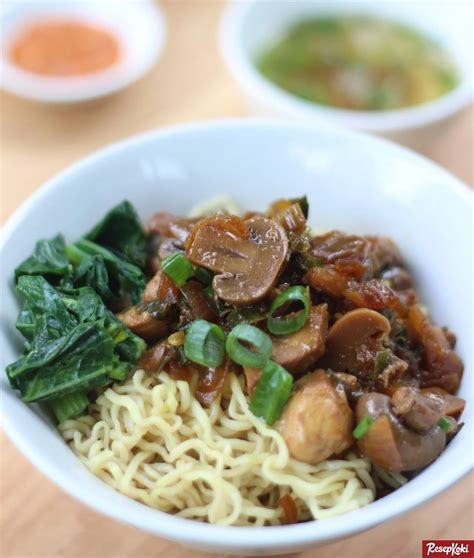 Mie Ayam Jamur Kancing Spesial dan Praktis - Resep | ResepKoki