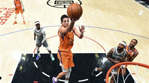 Booker eventually ditches mask, scores 25 points | Phoenix Suns