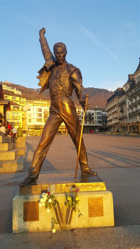 Visite Estátua de Freddie Mercury em Centro da cidade de Montreux ...