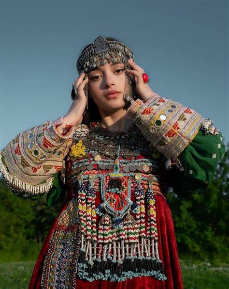 Traditional Pashtun folk clothing, by Avizeh. : r/afghanistan