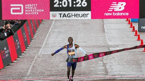 Kelvin Kiptum obliterates course record at 2023 London Marathon - Canadian Running Magazine