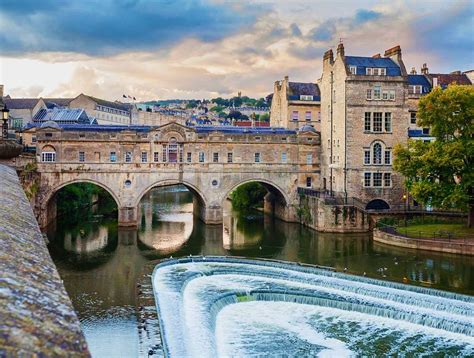 Pulteney Bridge, Bath, England. Credit Diego Delso | Places in england, Beautiful places to ...