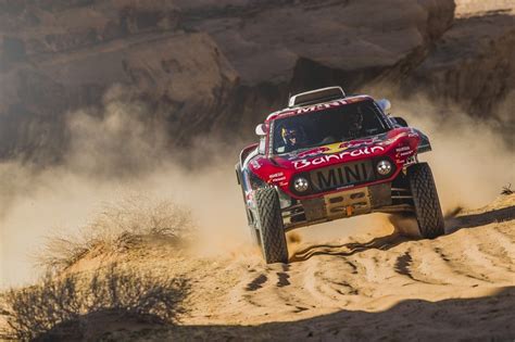 Carlos Sainz Sr wins another stage to extend 2020 Dakar Rally lead