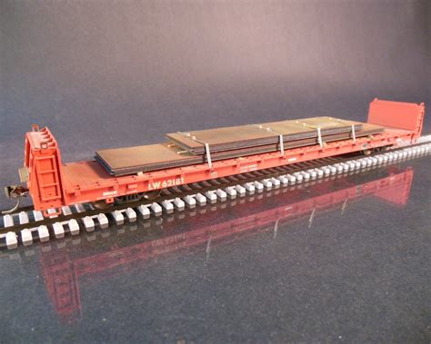 Atlas HO scale short bulkhead flatcar with plate steel -Protoloads