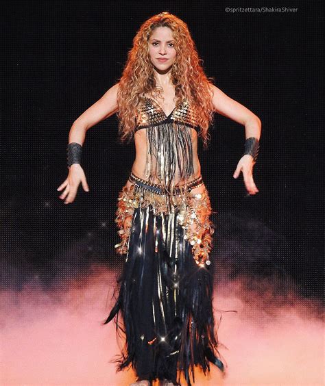 Shakira interprétant Whenever Wherever à Amsterdam aux Pays-Bas lors du ...