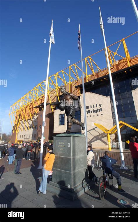 MOLINEUX STADIUM & STATUE WOLVES STADIUM MOLINEUX STADIUM WOLVERHAMPTON ...