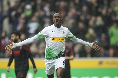 Wild Bundesliga week ends with Borussia Mönchengladbach in first place - Bavarian Football Works