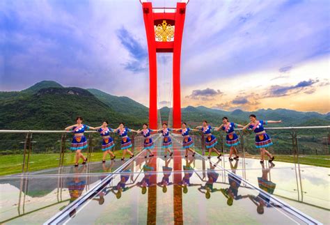 Majestic glass bridge opens in the Huangchuan three gorges scenic area ...