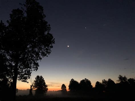 Crescent moon with Venus this morning : r/joplinmo