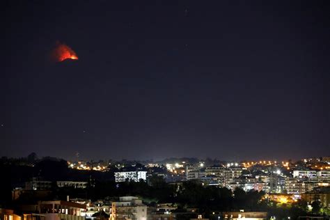 Spectacular eruptions from Mount Etna light up night sky | Daily Sabah