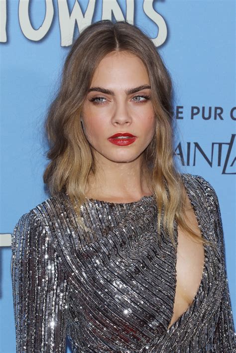 Cara Delevingne Wears Smoky Eyes and Red Lipstick to the Paper Towns ...