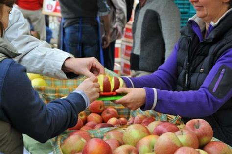 La Valle d'Aosta festeggia come ogni anno il suo frutto più coltivato. Festa delle mele a ...