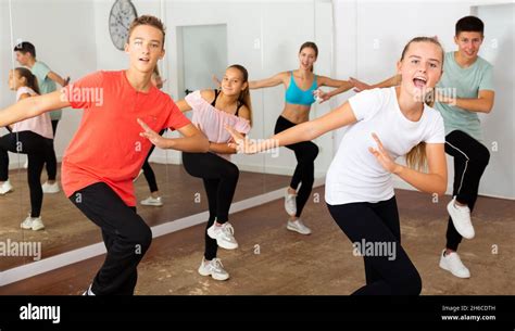 Teenage boys and girls dancing group choreography Stock Photo - Alamy