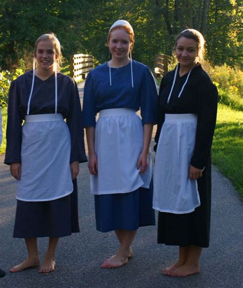 amish community women - Google Search | Amish clothing, Amish dress ...