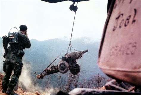 [Photo] American helicopter lowering M101 105mm howitzer during the ...