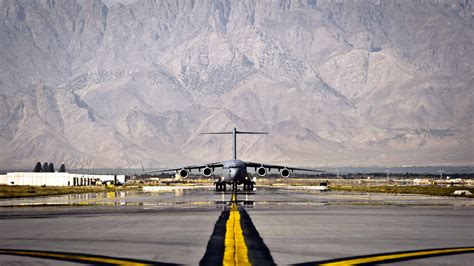 Boeing C-17 Globemaster III HD Wallpaper: Military Precision in Action