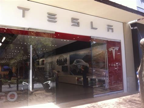 evTD: A Visit to the Tesla Showroom