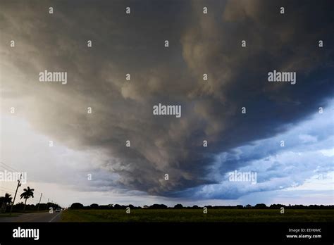 Arcus cloud shelf cloud formation hi-res stock photography and images ...