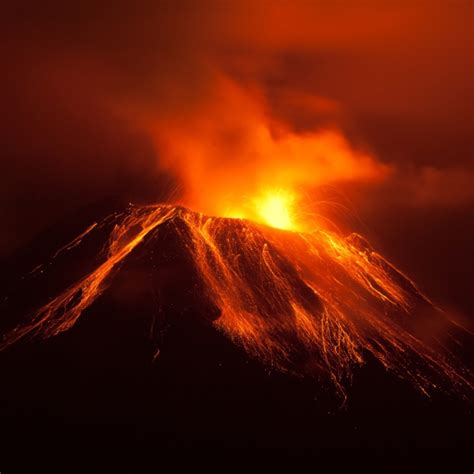 Hawaii Volcano Cool / Halema'uma'u crater is said to be the home of the ...