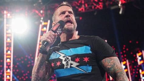 CM Punk saca pecho de la audiencia de WWE RAW | Superluchas