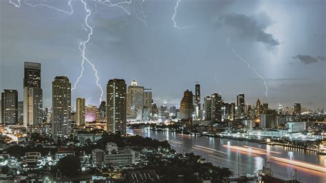 Be Ready and Safe: Severe Thunderstorms Safety Tips From Experts