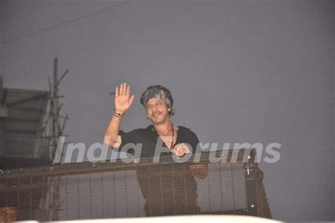 Shah Rukh Khan meets fans outside Mannat in Bandra