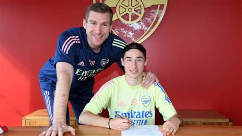 Flores signs first pro contract | News | Arsenal.com