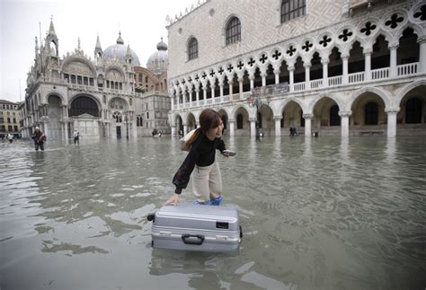 Photos Of Venice Show The City Submerged After Its Worst Flood Tide In ...