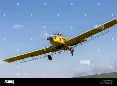 Crop duster plane hi-res stock photography and images - Alamy