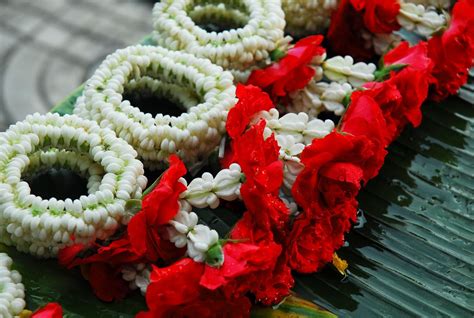 Masters of Craft : Traditional Thai flower arrangements