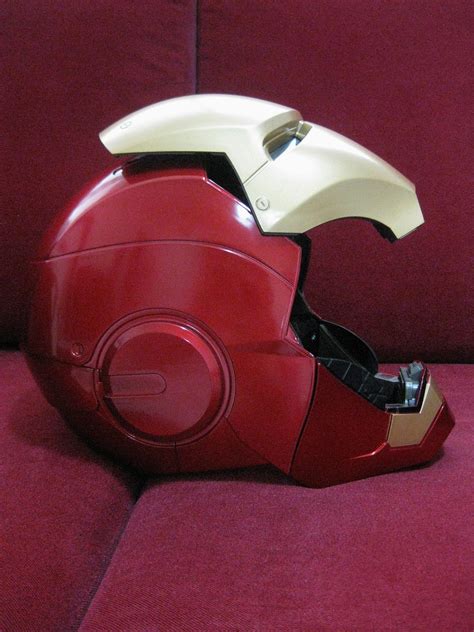 deSMOnd Collection: Hasbro "1:1 Iron Man Electronic Helmet" Marvel ...