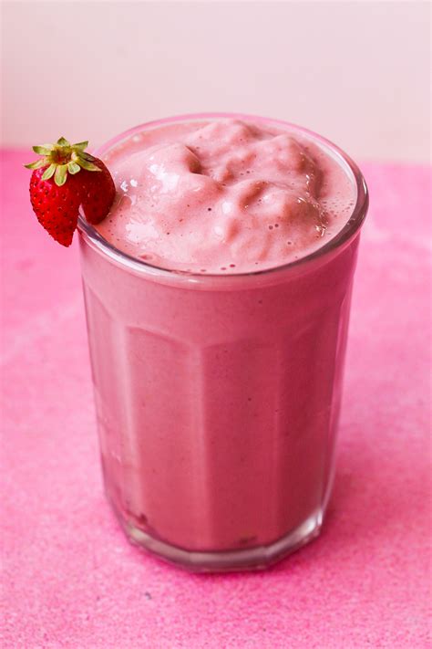 (The Best) Strawberry Banana Smoothie - HealthyHappyLife.com